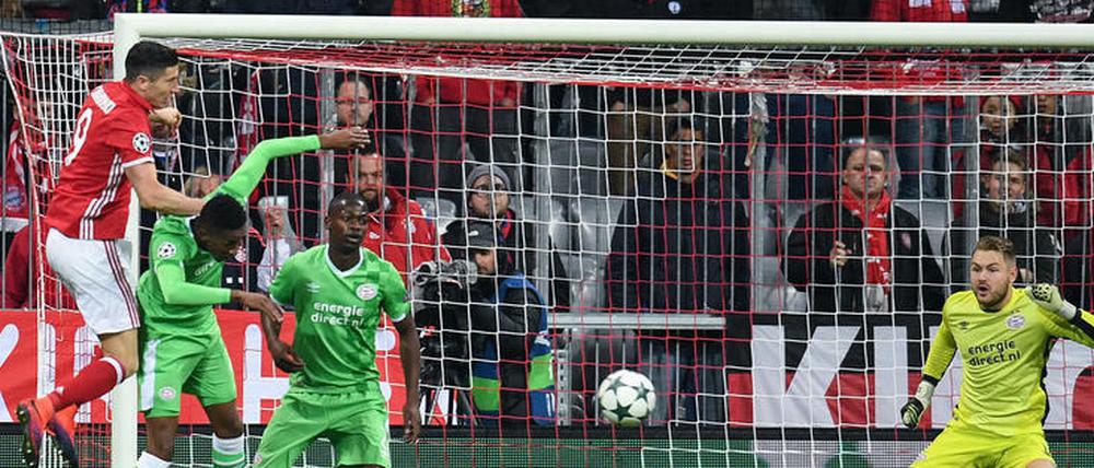 Robert Lewandowski trifft wieder für die Bayern - allerdings nicht in dieser Szene.