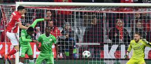 Robert Lewandowski trifft wieder für die Bayern - allerdings nicht in dieser Szene.