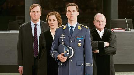 "Terror - Ihr Urteil", Deutschland 2016, Regie Lars Kraume Von links nach rechts: Lars Eidinger, Martina Gedeck, Florian David Fitz, Burghard Klaußner. 