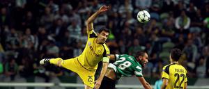 Mit vollem Einsatz voran: BVB-Verteidiger Sokratis Papastathopoulos gegen Sportings Bas Dost.