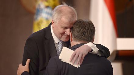 Der bayerische Ministerpräsident Horst Seehofer (CSU, l) und der ungarische Regierungschef Viktor Orban umarmen sich. 