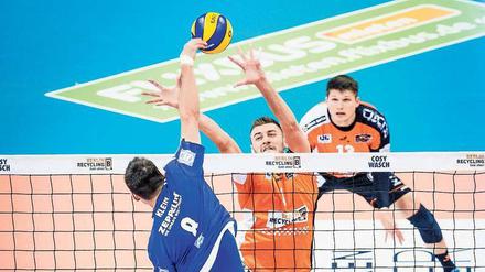 Netzwerk. Georg Klein vom VfB Friedrichshafen bringt den Ball am Block von Aleksandar Okolic von den BR Volleys vorbei. Die Berliner verloren das Finale 0:3. Foto: Imago/Wells