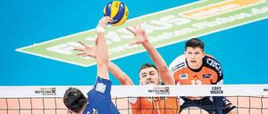 Netzwerk. Georg Klein vom VfB Friedrichshafen bringt den Ball am Block von Aleksandar Okolic von den BR Volleys vorbei. Die Berliner verloren das Finale 0:3. Foto: Imago/Wells