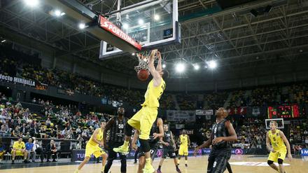 Alba Berlin brachial: Tony Gaffney dunkt in Bilbao.