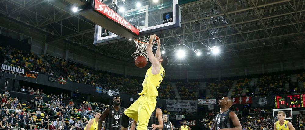 Alba Berlin brachial: Tony Gaffney dunkt in Bilbao.