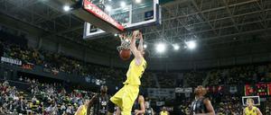 Alba Berlin brachial: Tony Gaffney dunkt in Bilbao.