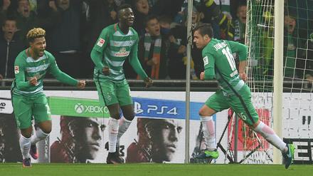 Den feiere ich erst mal allein. Zlatko Junuzovic (r.) lässt nach seinem Tor zum 1:0 die Mitspieler Serge Gnabry (l.) und Ousman Manneh stehen.