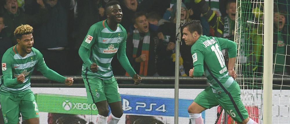 Den feiere ich erst mal allein. Zlatko Junuzovic (r.) lässt nach seinem Tor zum 1:0 die Mitspieler Serge Gnabry (l.) und Ousman Manneh stehen.