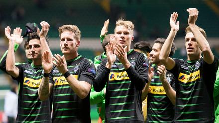 Die Gladbacher bedanken sich nach dem Sieg in Glasgow bei ihren Fans.