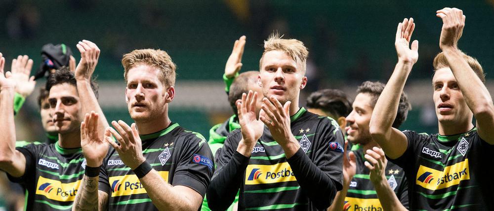 Die Gladbacher bedanken sich nach dem Sieg in Glasgow bei ihren Fans.
