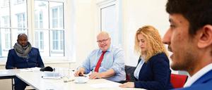 Fragen an die Kanzleramtsminister: Peter Altmaier beim Interview mit Exil-Journalisten beim Tagesspiegel.