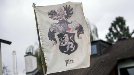 Eine Flagge auf dem Grundstück eines sogenannten "Reichsbürgers" am Mittwoch in Georgensgmünd (Bayern).