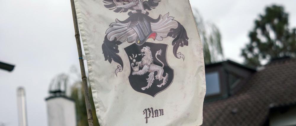 Eine Flagge auf dem Grundstück eines sogenannten "Reichsbürgers" am Mittwoch in Georgensgmünd (Bayern).