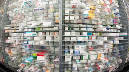 Medikamente liegen in den Regalen eines Kommissionierautomaten in einer Apotheke in Hamburg. 