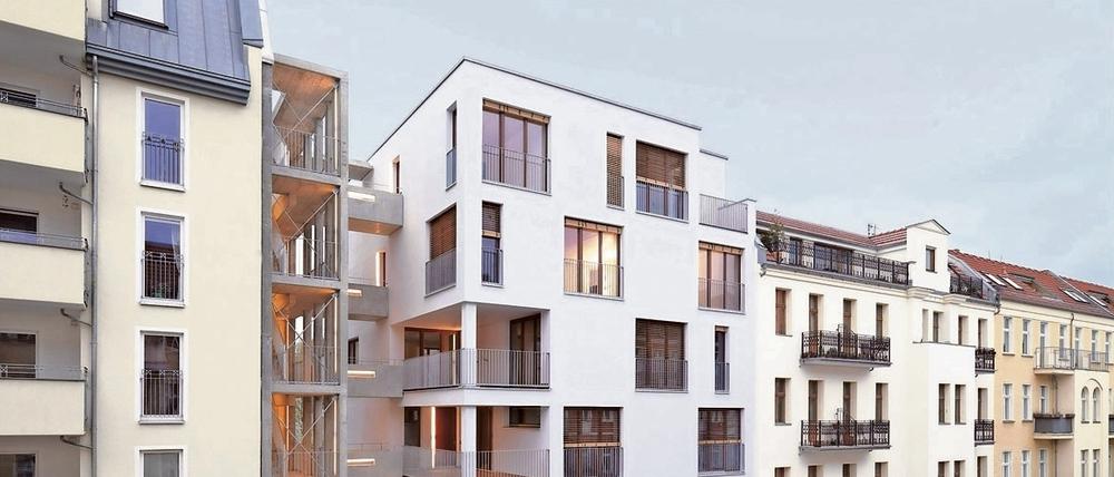 Das Haus e3, ein Siebengeschosser aus Holz, wurde vom Büro Kaden Klingbeil (heute Kaden + Lager) auf einem Grundstück in der Berliner Esmarchstraße realisiert. Es handelt sich um die erste so hohe Holzkonstruktion in einem großstädtischen Zentrumsbereich Europas.