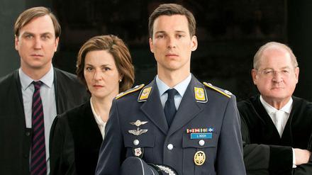 Eurofighter-Pilot Lars Koch (Florian David Fitz, vorne), sein Verteidiger (Lars Eidinger, l), die Staatsanwältin (Martina Gedeck) und der Richter (Burghart Klaußner, r).