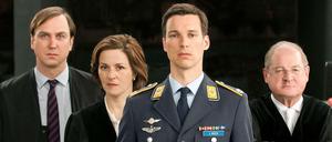 Eurofighter-Pilot Lars Koch (Florian David Fitz, vorne), sein Verteidiger (Lars Eidinger, l), die Staatsanwältin (Martina Gedeck) und der Richter (Burghart Klaußner, r).