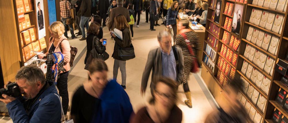 Kippt die Buchpreisbindung? Szene auf der Frankfurter Buchmesse 2016.