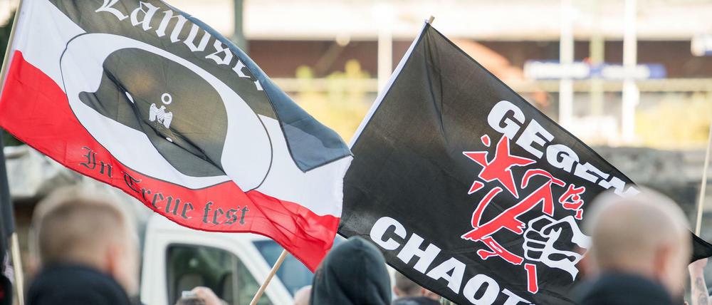 Hooligans und Neonazis nehmen im Oktober in Dortmund an einer Demonstration teil. 
