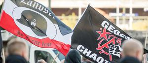 Hooligans und Neonazis nehmen im Oktober in Dortmund an einer Demonstration teil. 