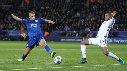 Leicester Citys Islam Slimani (l.).