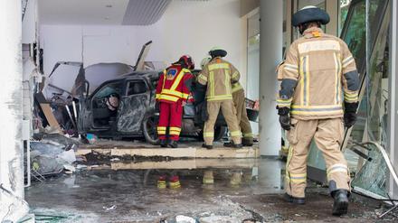Totalschaden. Ein Autofahrer raste am Donnerstagmorgen durch ein Büro am Olivaer Platz. 