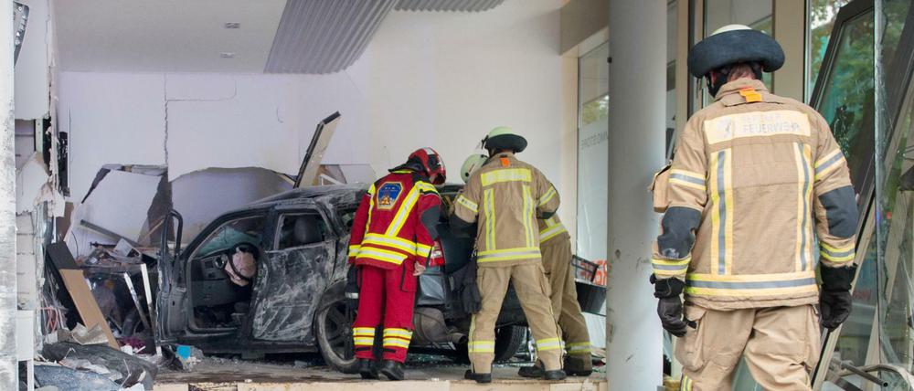 Totalschaden. Ein Autofahrer raste am Donnerstagmorgen durch ein Büro am Olivaer Platz. 