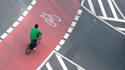 Geht doch. Der Moritzplatz in Kreuzberg hat einen echten Radweg, seitdem gibt es viel weniger Unfälle mit Radlern.