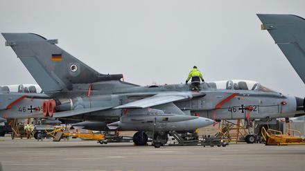 Die Bundeswehr beteiligt sich von der Luftwaffenbasis aus mit Aufklärungstornados am Kampf gegen IS.