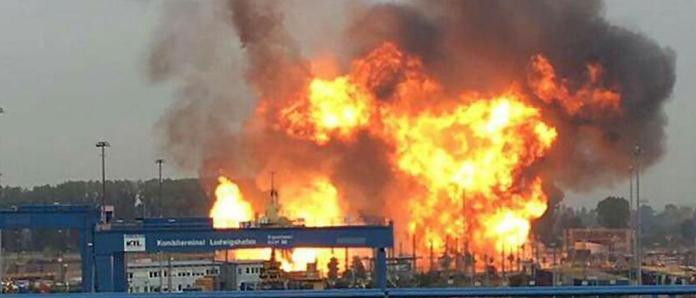 Nach einer Explosion brennt es auf dem Gelände des Chemiekonzerns BASF in Ludwigshafen.