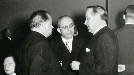 Dr. Hildebrand Gurlitt (Mitte) bei einer Geburtstagsfeier. Hildebrand Gurlitt (1895-1956) zählte zu Hitlers Kunsthändlern.