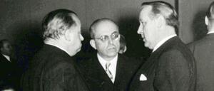 Dr. Hildebrand Gurlitt (Mitte) bei einer Geburtstagsfeier. Hildebrand Gurlitt (1895-1956) zählte zu Hitlers Kunsthändlern.