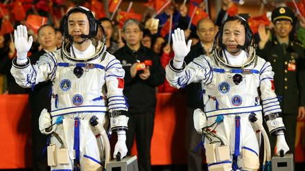 Die chinesischen Taikonauten Jin Haipeng (links) and Chen Dong kurz vor dem Start ihres Raumschiffs. 