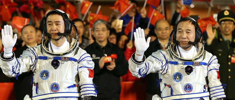 Die chinesischen Taikonauten Jin Haipeng (links) and Chen Dong kurz vor dem Start ihres Raumschiffs.