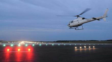 Mit dem Hubschrauber von Schönefeld zu Merkel und zurück? Das könnte für manche Politiker bald wahr werden. 