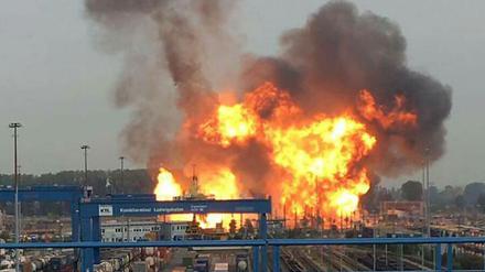 Nach einer Explosion brennt es auf dem Gelände des Chemiekonzerns BASF in Ludwigshafen (Rheinland-Pfalz). 