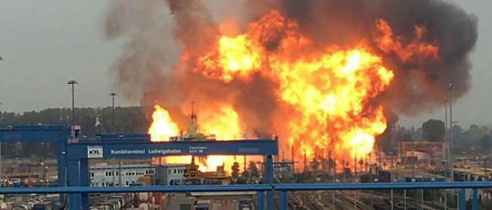 Nach einer Explosion brennt es auf dem Gelände des Chemiekonzerns BASF in Ludwigshafen (Rheinland-Pfalz).