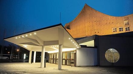 Eine Führung durch die verborgenen Ecken der Philharmonie und Dinner mit Sir Simon Rattle? Gibt's ab 8000 Euro.