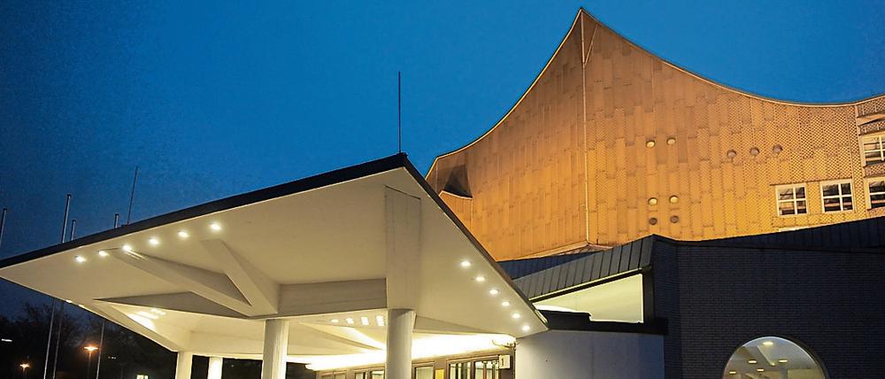 Eine Führung durch die verborgenen Ecken der Philharmonie und Dinner mit Sir Simon Rattle? Gibt's ab 8000 Euro.