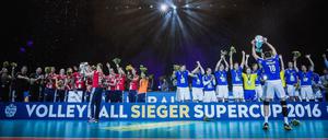 Große Show bei halbvoller Arena: die Supercup-Siegesfeier in der Arena am Ostbahnhof.