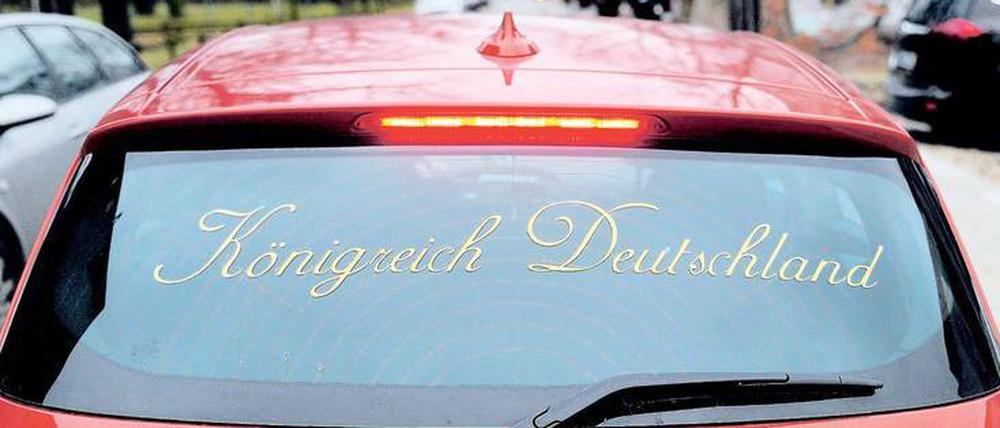 Reichsbürger lehnen den Staat ab, verweigern Steuern und halten sich nicht an Verkehrsvorschriften.