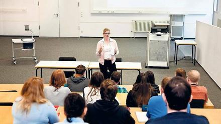 Promoviert und praxiserfahren. Die Voraussetzungen für eine FH-Professur machen die Bewerbersuche schwer. 