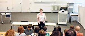 Promoviert und praxiserfahren. Die Voraussetzungen für eine FH-Professur machen die Bewerbersuche schwer.