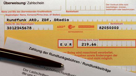 Für nicht gezahlte Beiträge geht es zwar nicht mehr in Haft, doch Kontopfändungen sind rechtens. 