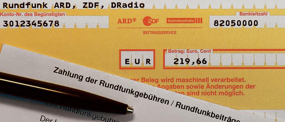 Für nicht gezahlte Beiträge geht es zwar nicht mehr in Haft, doch Kontopfändungen sind rechtens.