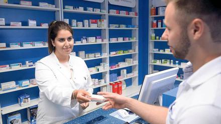 Praxisnah. Pharmazie-Studierende der Freien Universität üben in ihrer neuen Modell-Apotheke. 