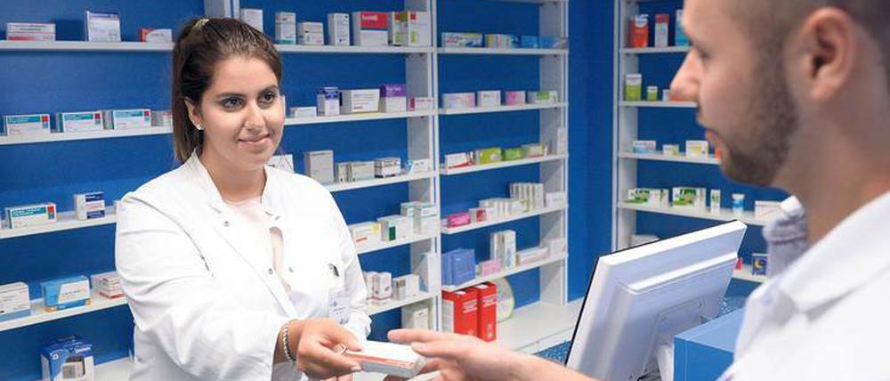 Praxisnah. Pharmazie-Studierende der Freien Universität üben in ihrer neuen Modell-Apotheke. 
