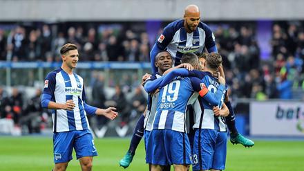 Körperspannung ist alles. Hier bejubeln im Spiel gegen Köln einige Hertha-Spieler den Führungstreffer des umringten Torschützen Vedad Ibisevic. Foto: dpa/Hilse