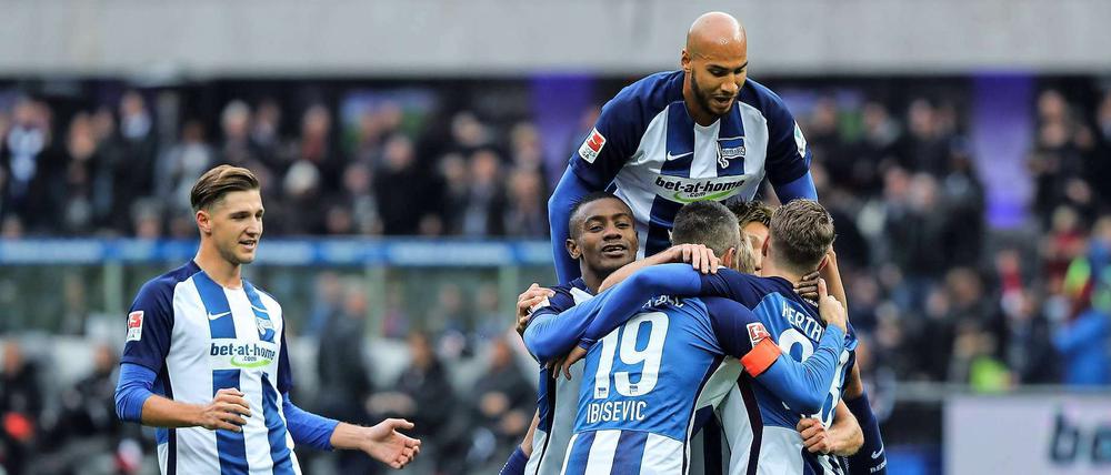 Körperspannung ist alles. Hier bejubeln im Spiel gegen Köln einige Hertha-Spieler den Führungstreffer des umringten Torschützen Vedad Ibisevic. Foto: dpa/Hilse