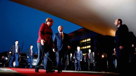 Kanzlerin Angela Merkel und Russlands Präsident Wladimir Putin am Mittwochabend auf dem Weg ins Kanzleramt. 